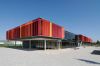 Bunte Metalllamellen bringen Leben in die Fassade der Grundschule Neubiberg