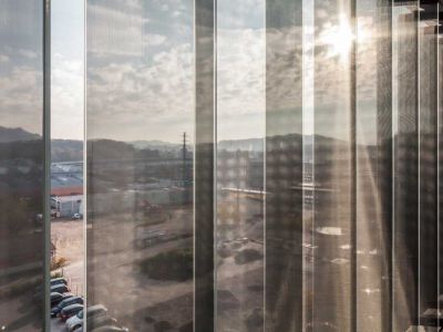 Vom ersten bis zum siebten Obergeschoss der Bürogebäude dienen die Glaslamellen als Sonnenschutz