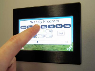 Touchscreensteuerung für bewegliche Sonnenschutz- und Fassadensysteme